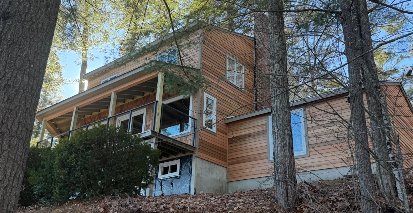 Hampton composite deck build with railing overlooking backyard